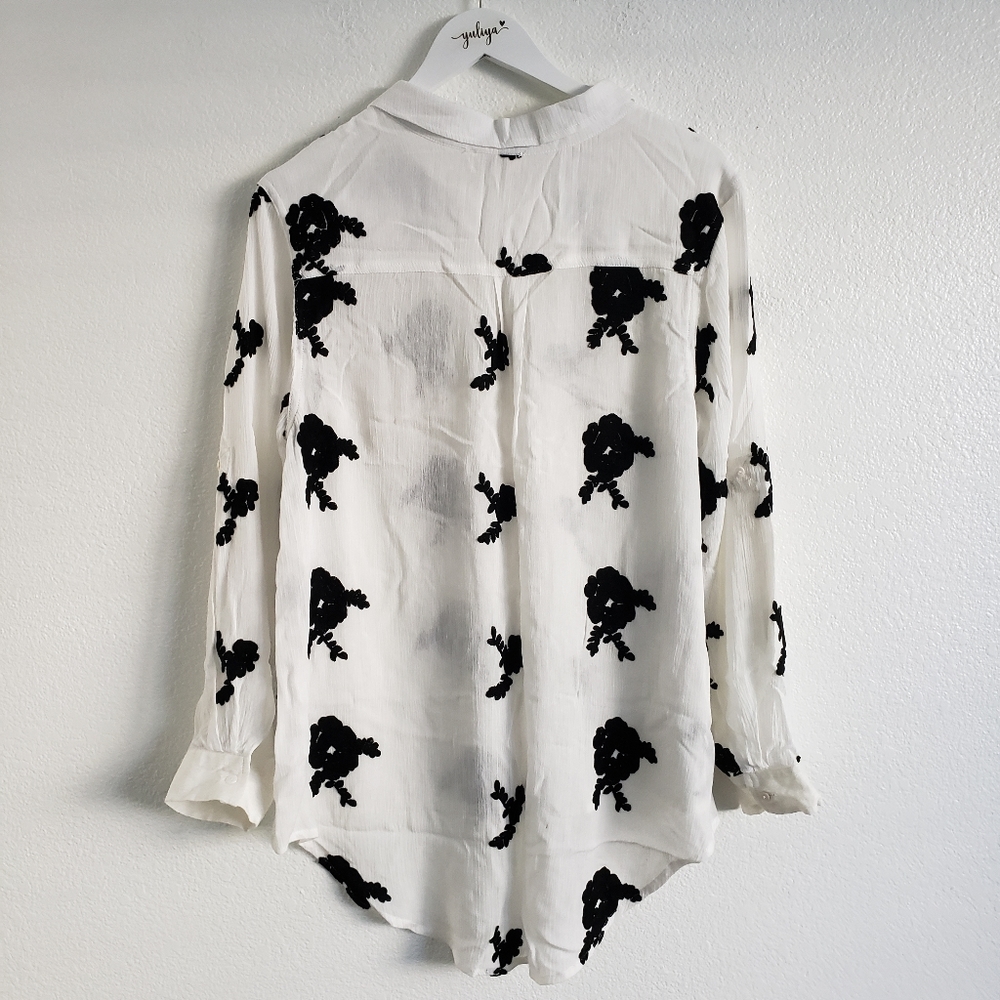 Umgee Button Up Navy Floral Embroidery Size Small - Picture 2 of 4